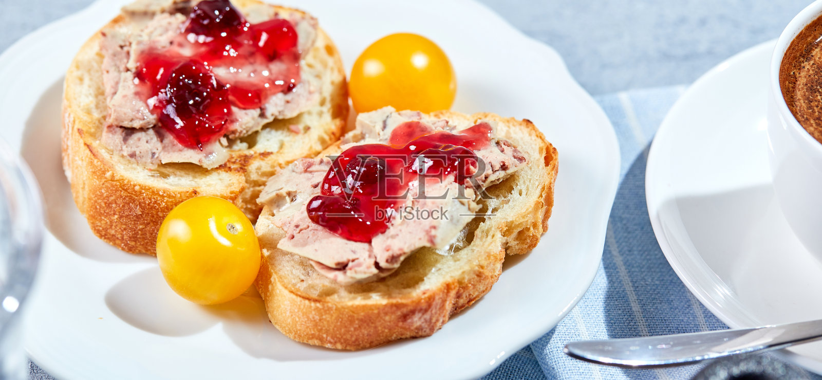 夹着馅饼的三明治放在木板上照片摄影图片