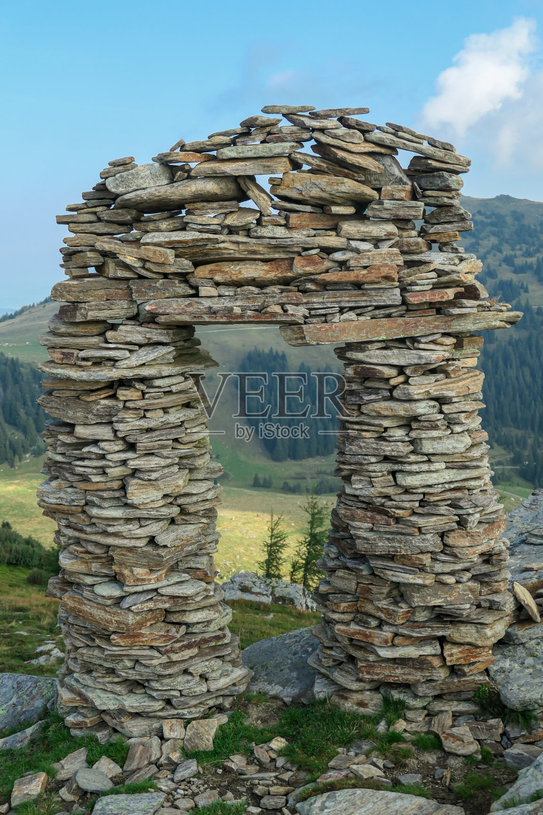 Speikkogel -石头制成的窗户，与Packalpen，奥地利阿尔卑斯山的景色。这些石头是人类放置的，形成了塔。照片摄影图片