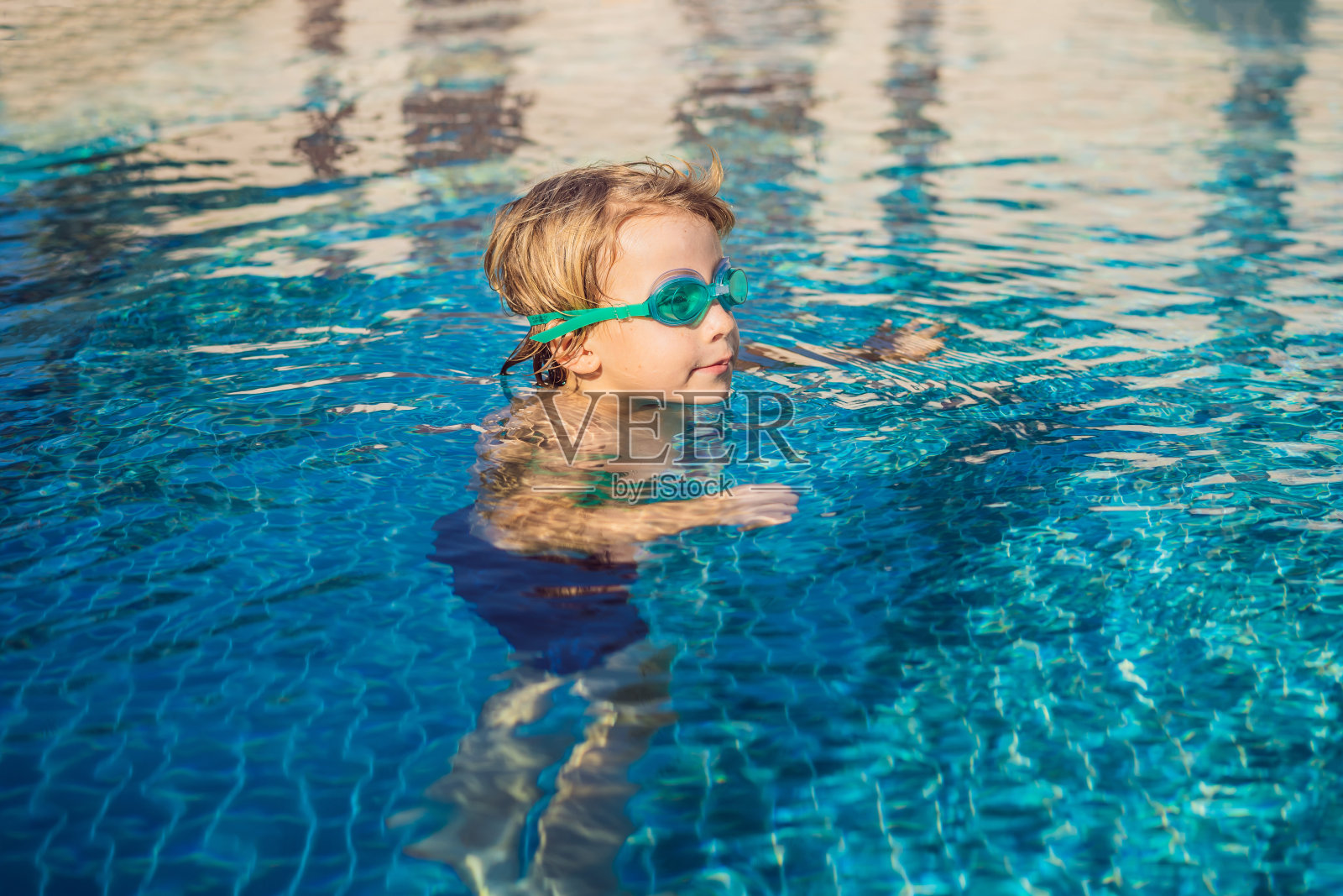 游泳池上的活动，孩子们在水中游泳和玩耍，快乐和夏天的时间照片摄影图片