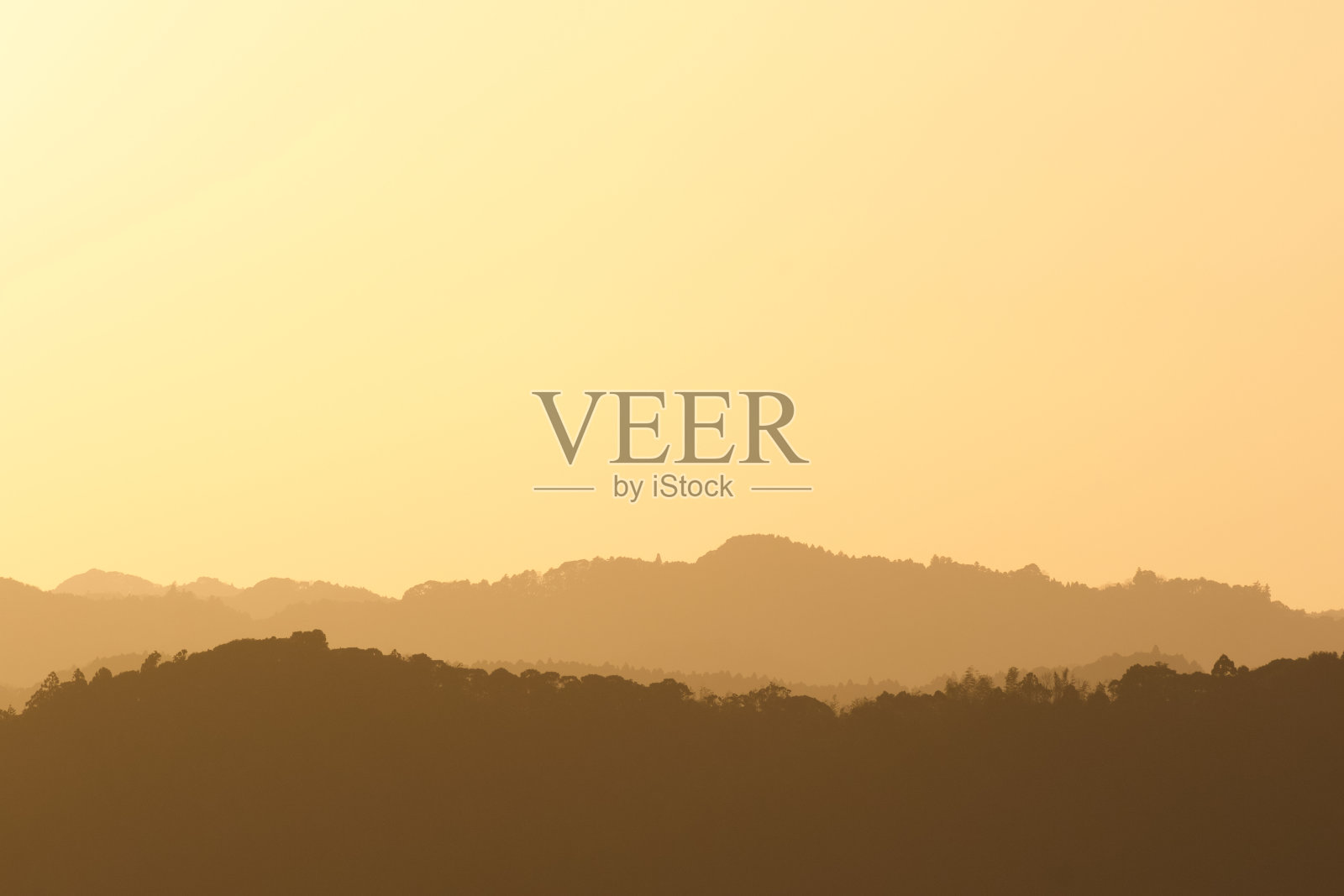 远处的山峦披上了各种灰色照片摄影图片