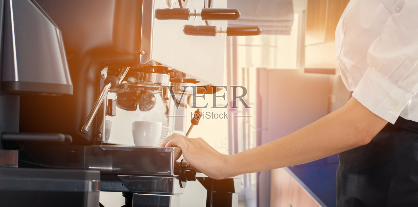 咖啡机将新鲜的意式浓缩咖啡倒入杯中照片摄影图片