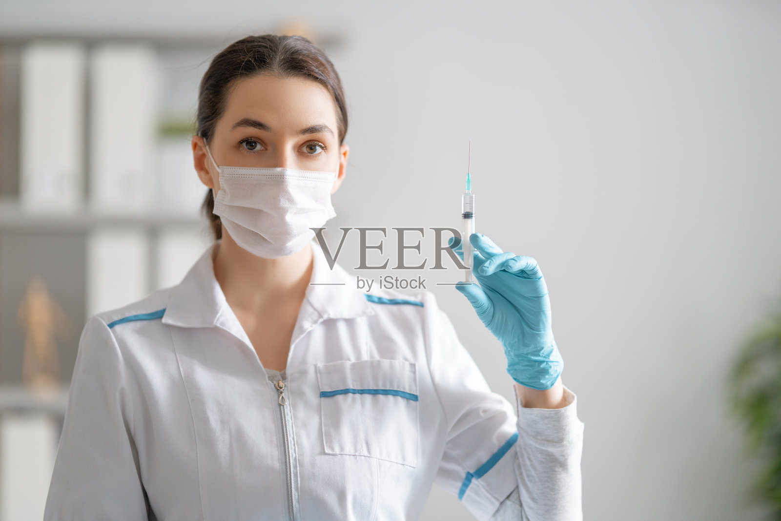 医生拿着注射疫苗。照片摄影图片