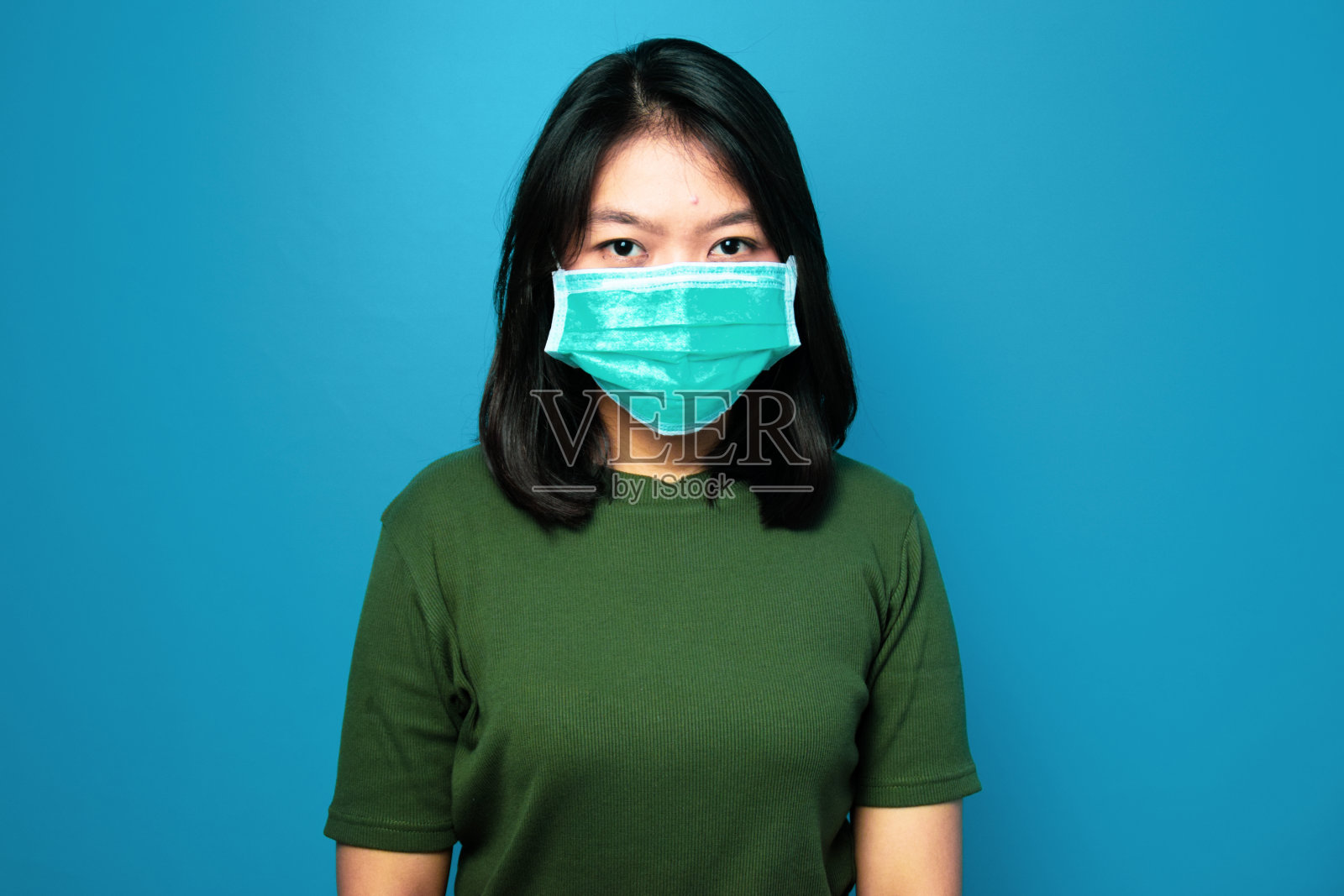 妇女使用医用口罩预防covid-19照片摄影图片