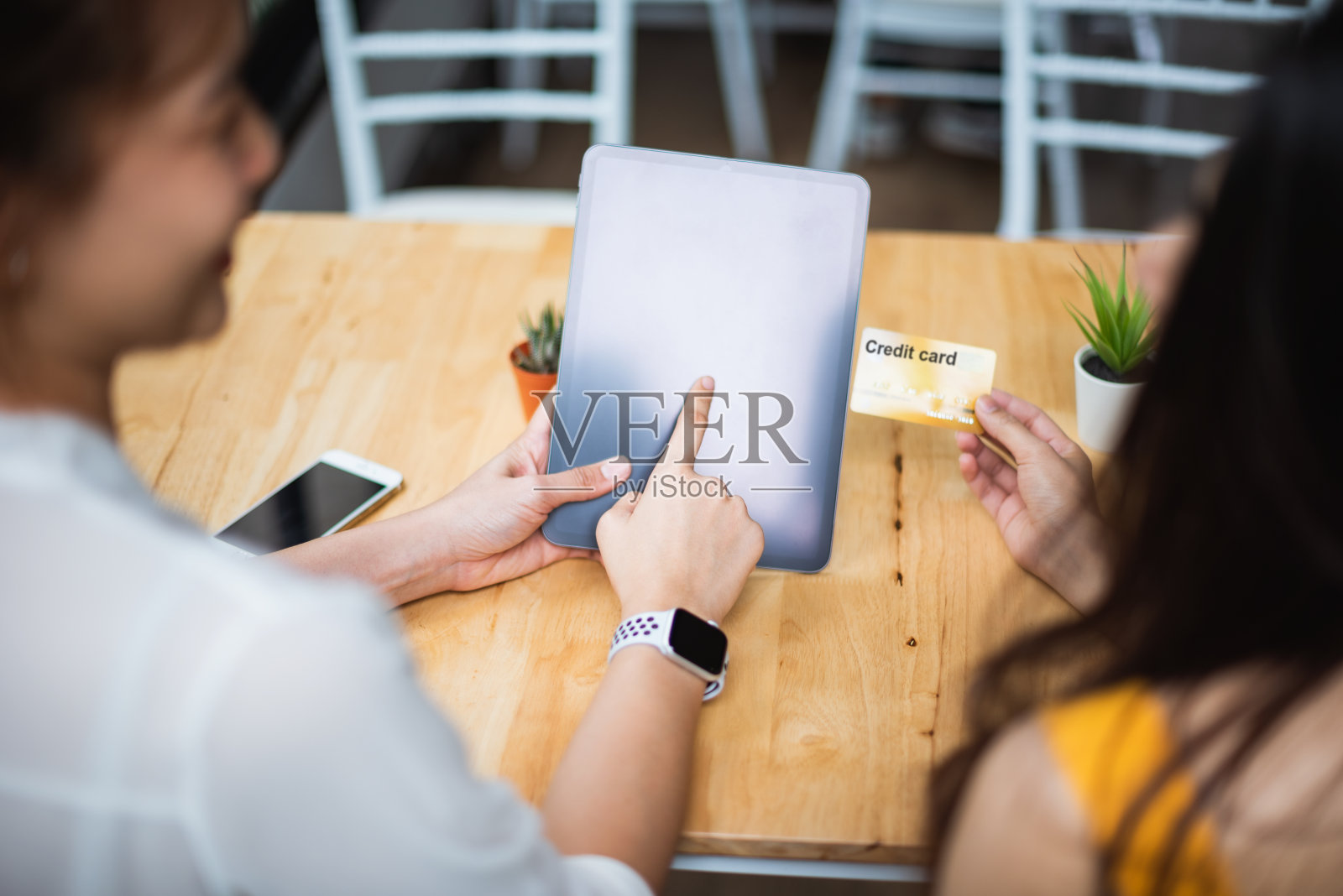 美丽的女孩使用平板电脑在网上商店购买产品，网上购物的概念。照片摄影图片
