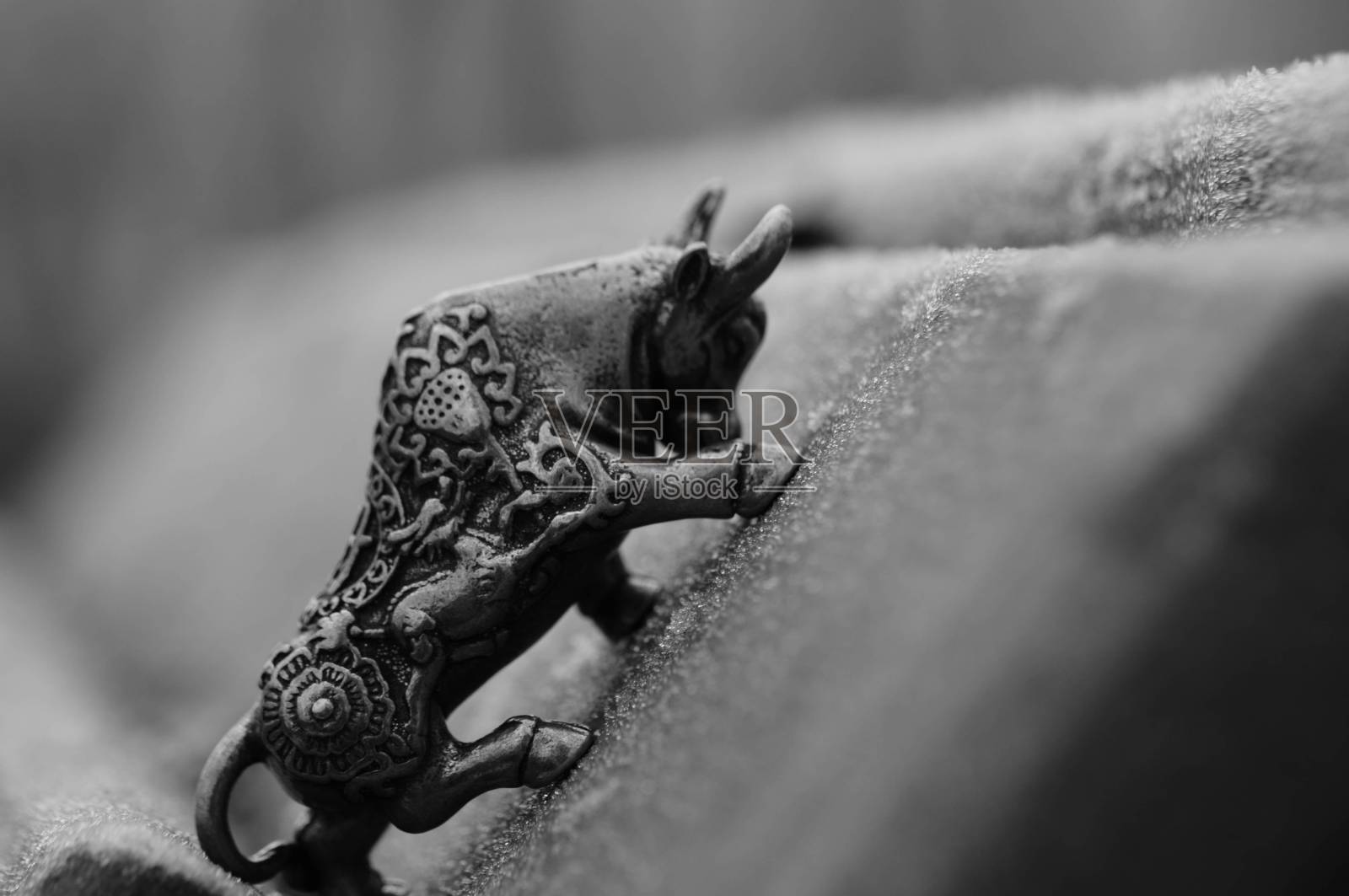 金属公牛雕像特写。照片摄影图片