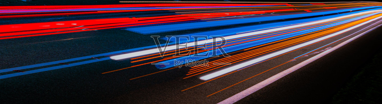 夜晚的车灯。长时间曝光照片摄影图片