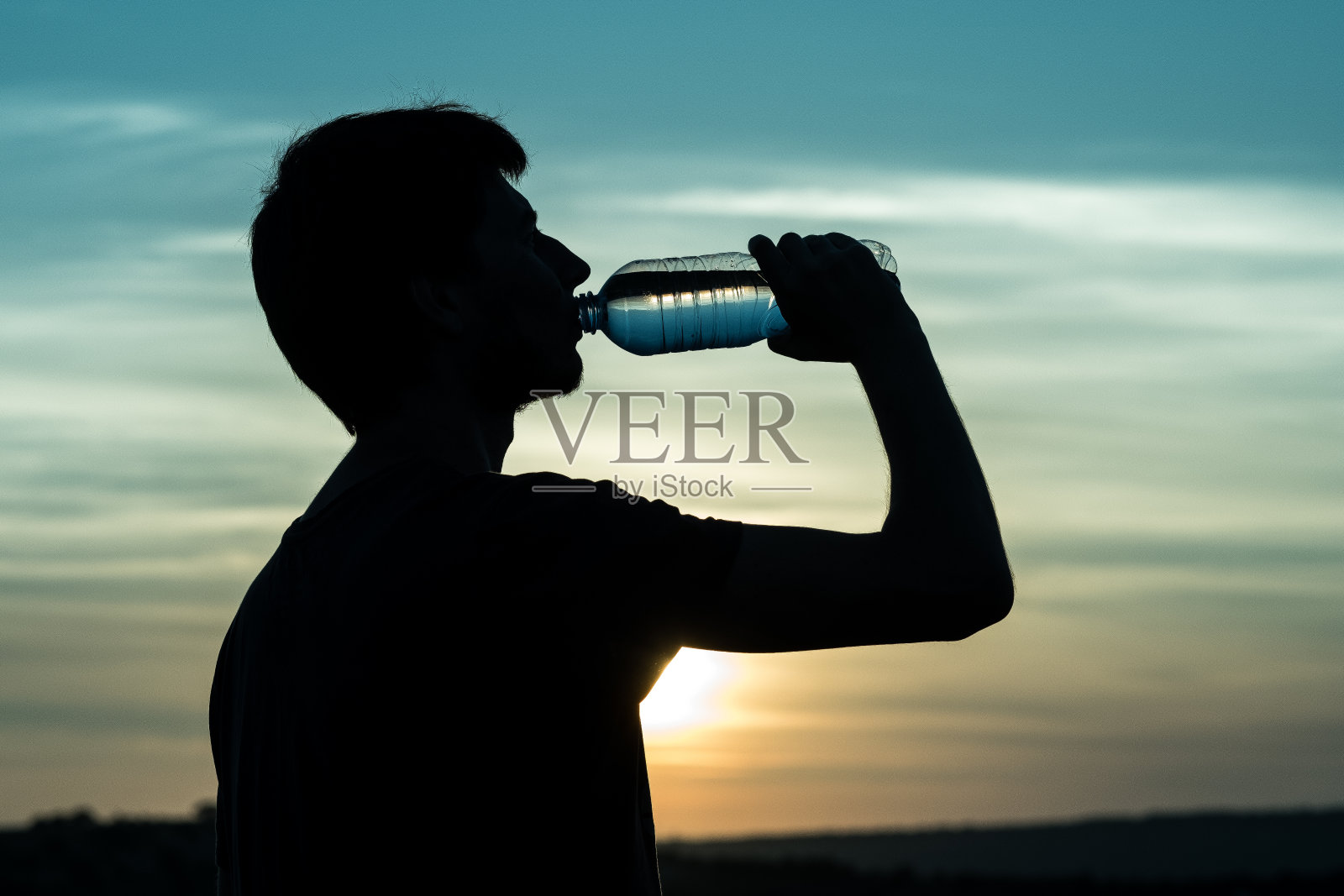 给你的身体补水。照片摄影图片