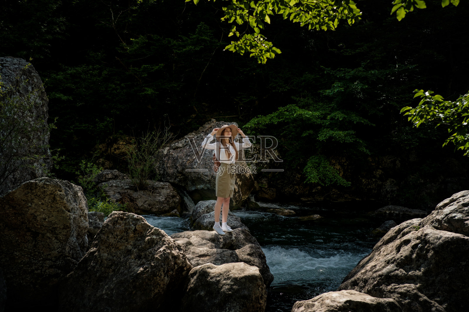 带着背包和帽子走路的女人照片摄影图片