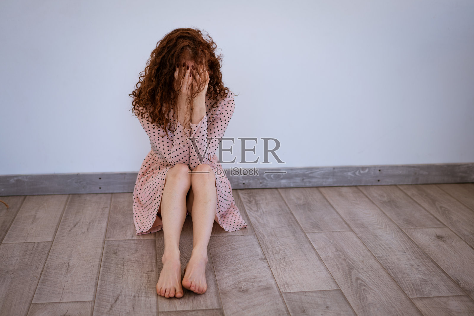 年轻漂亮的红头发女人躺在地板上，俯视图照片摄影图片