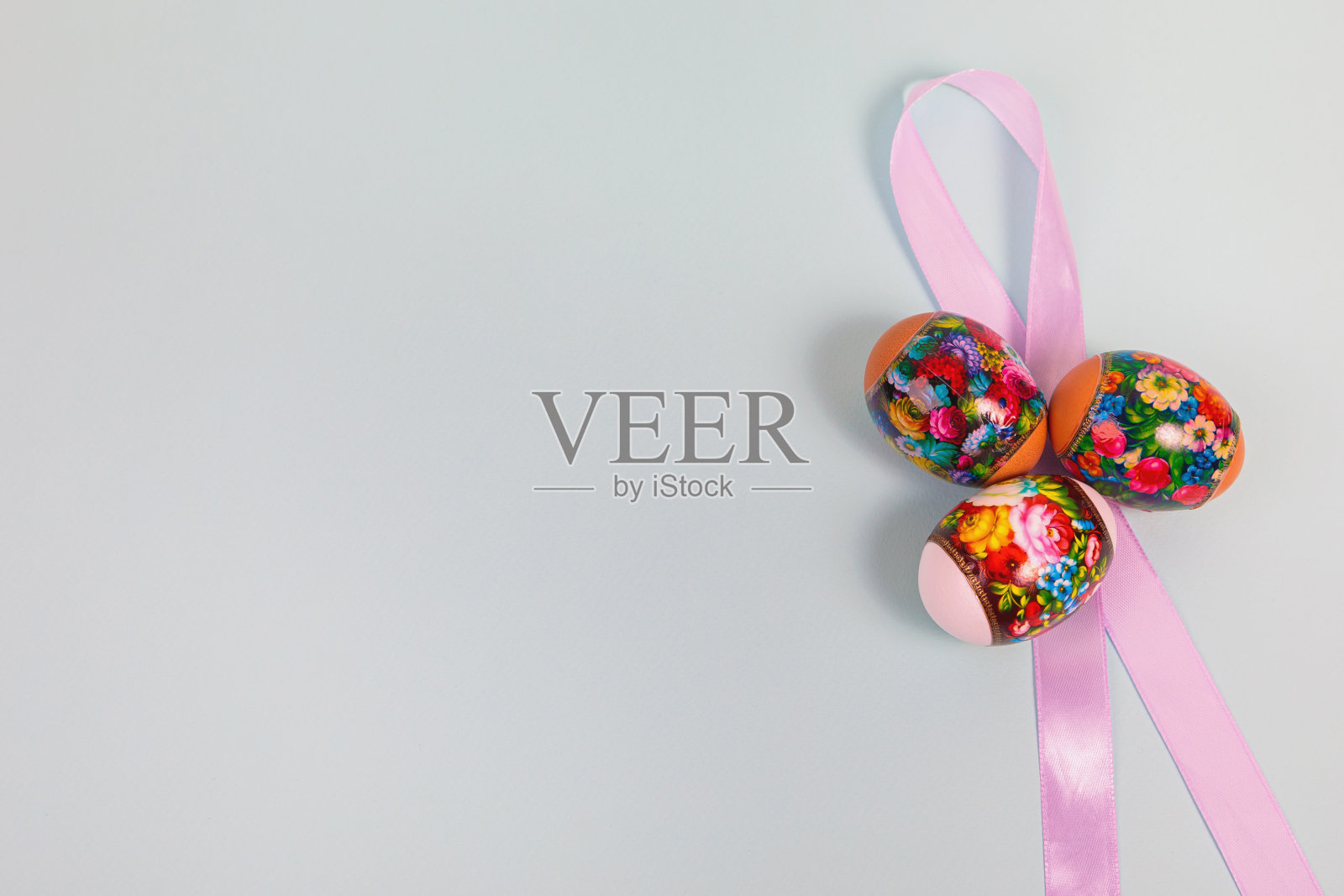 复活节。在统一的蓝色背景下的科赫罗玛蛋。文本。照片摄影图片