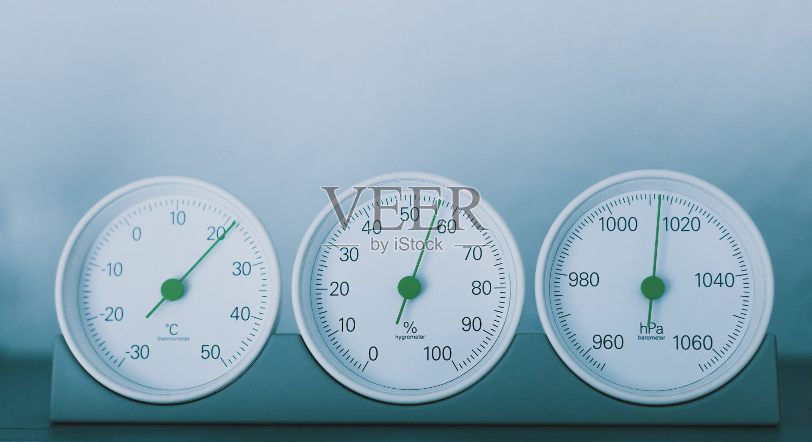 圆形气压表，温度计，湿度计。测量大气压力、湿度和温度的模拟装置。照片摄影图片