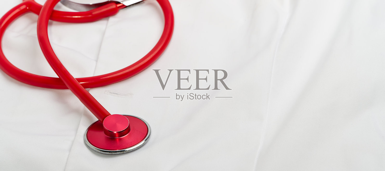 白色背景的红色听诊器，特写照片摄影图片