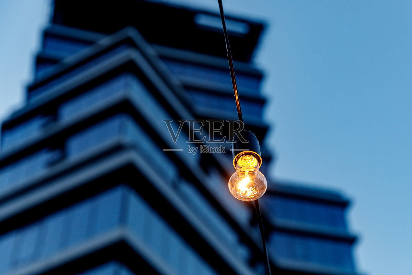 建筑物背景上的灯泡照片摄影图片