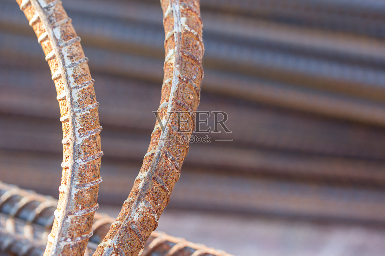 在施工现场使用钢筋混凝土时，应将钢筋封闭照片摄影图片