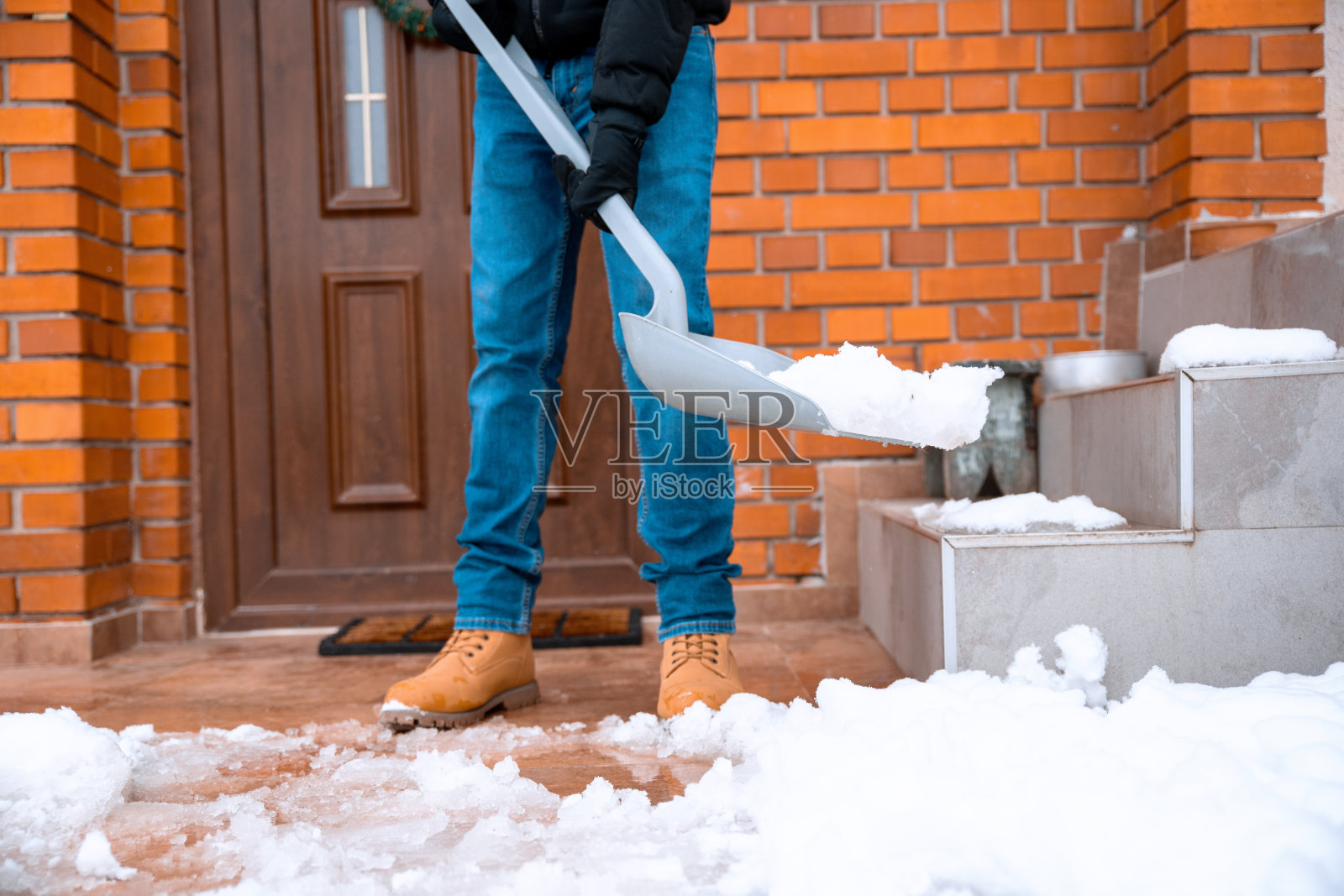 用塑料铲清理积雪照片摄影图片