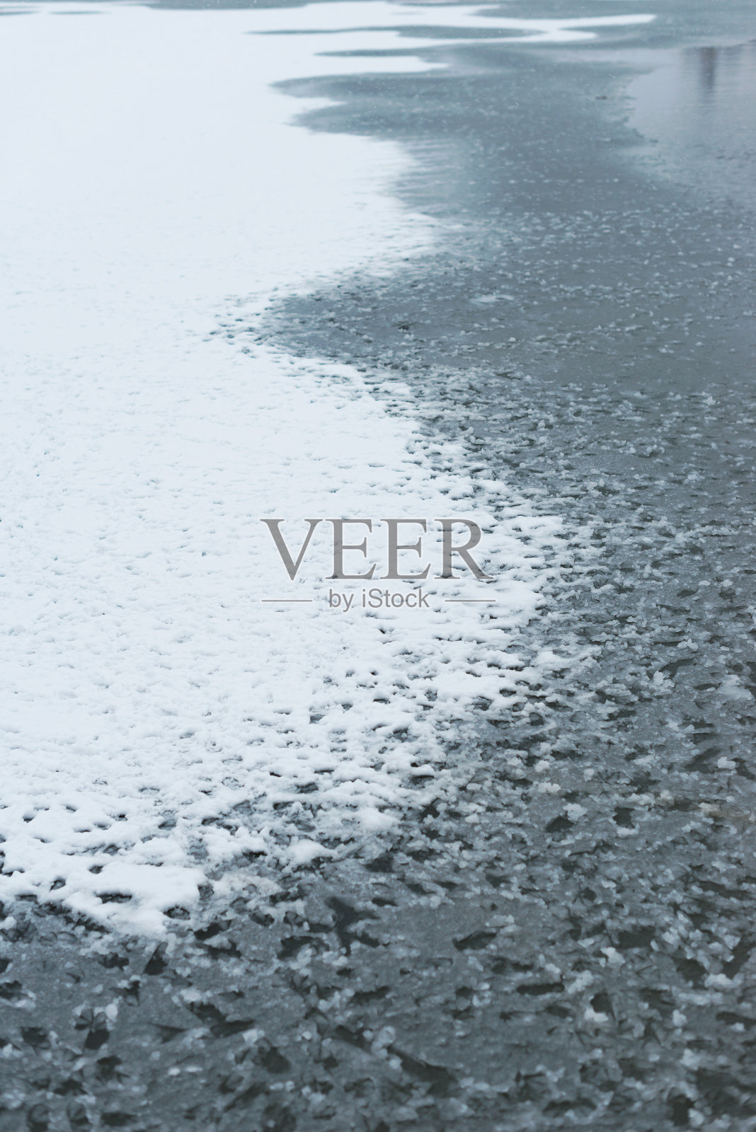 这张照片拍摄的是冬天地面上的一些雪照片摄影图片