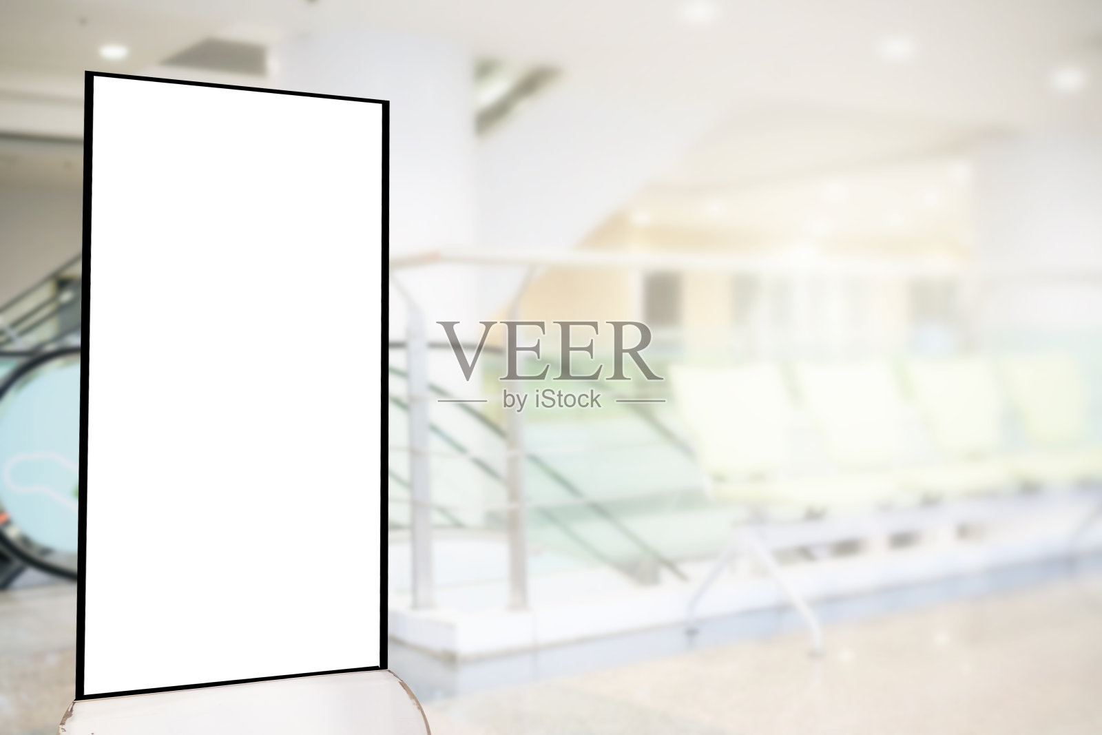 自动扶梯区旁安装广告牌，背景为白色广告牌照片摄影图片