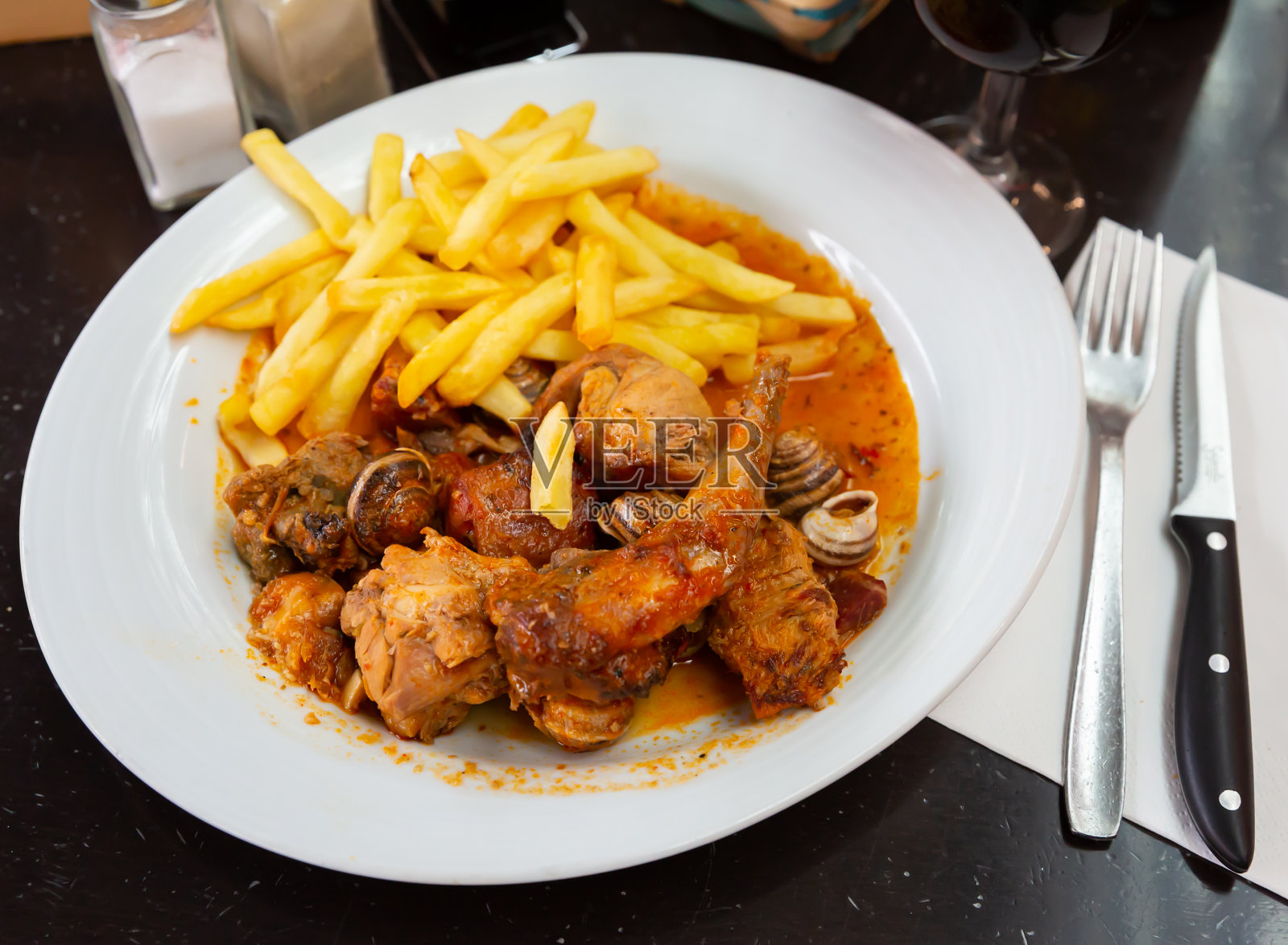 炖兔肉，蜗牛，炸薯条照片摄影图片