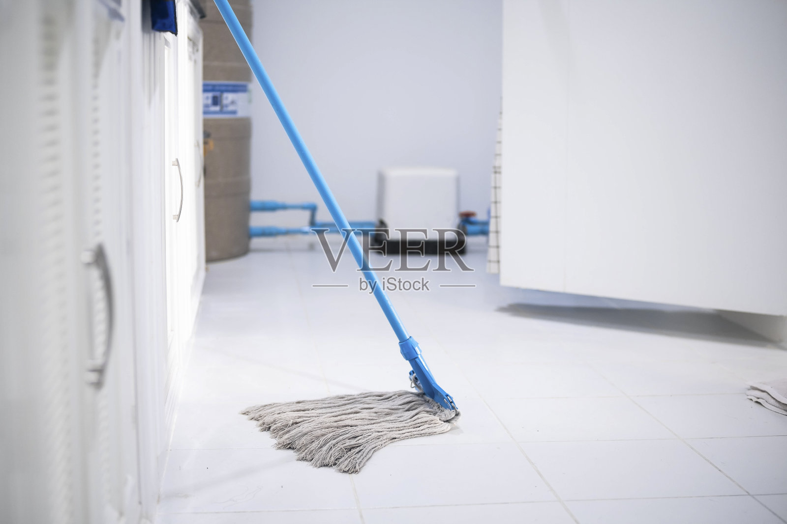 亚洲男子检查厨房、浴室保洁人员模糊背景比喻清洁在浴室、家庭办公室里清除细菌。为了服务和客户的可靠性和满意度。照片摄影图片