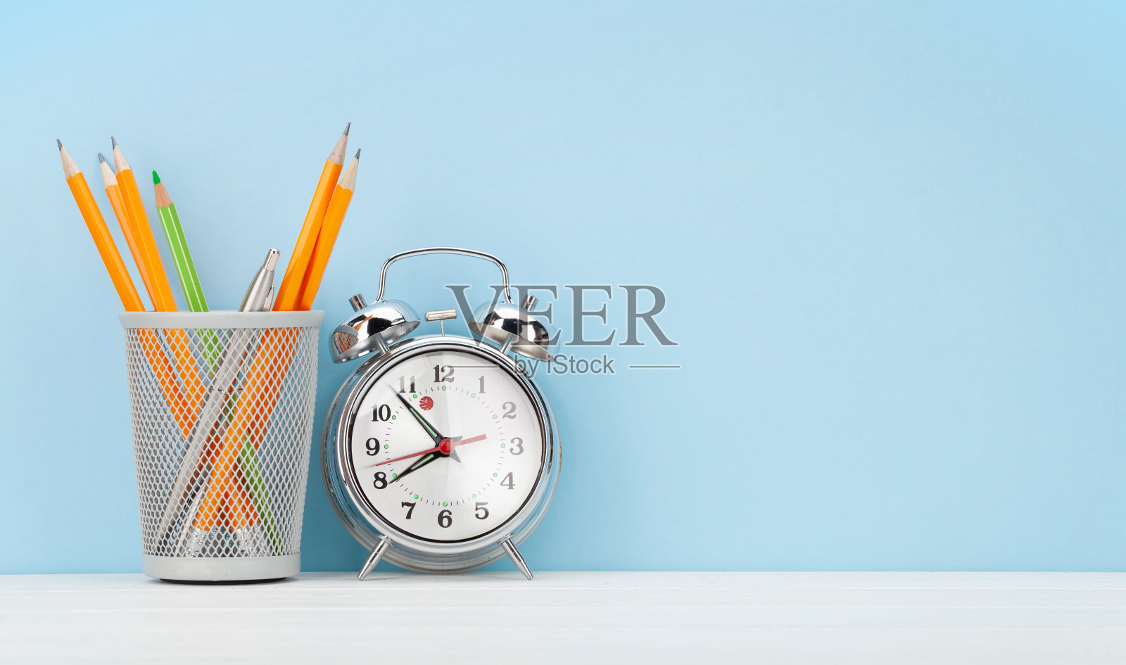 工作室工作空间配有闹钟和办公用品照片摄影图片