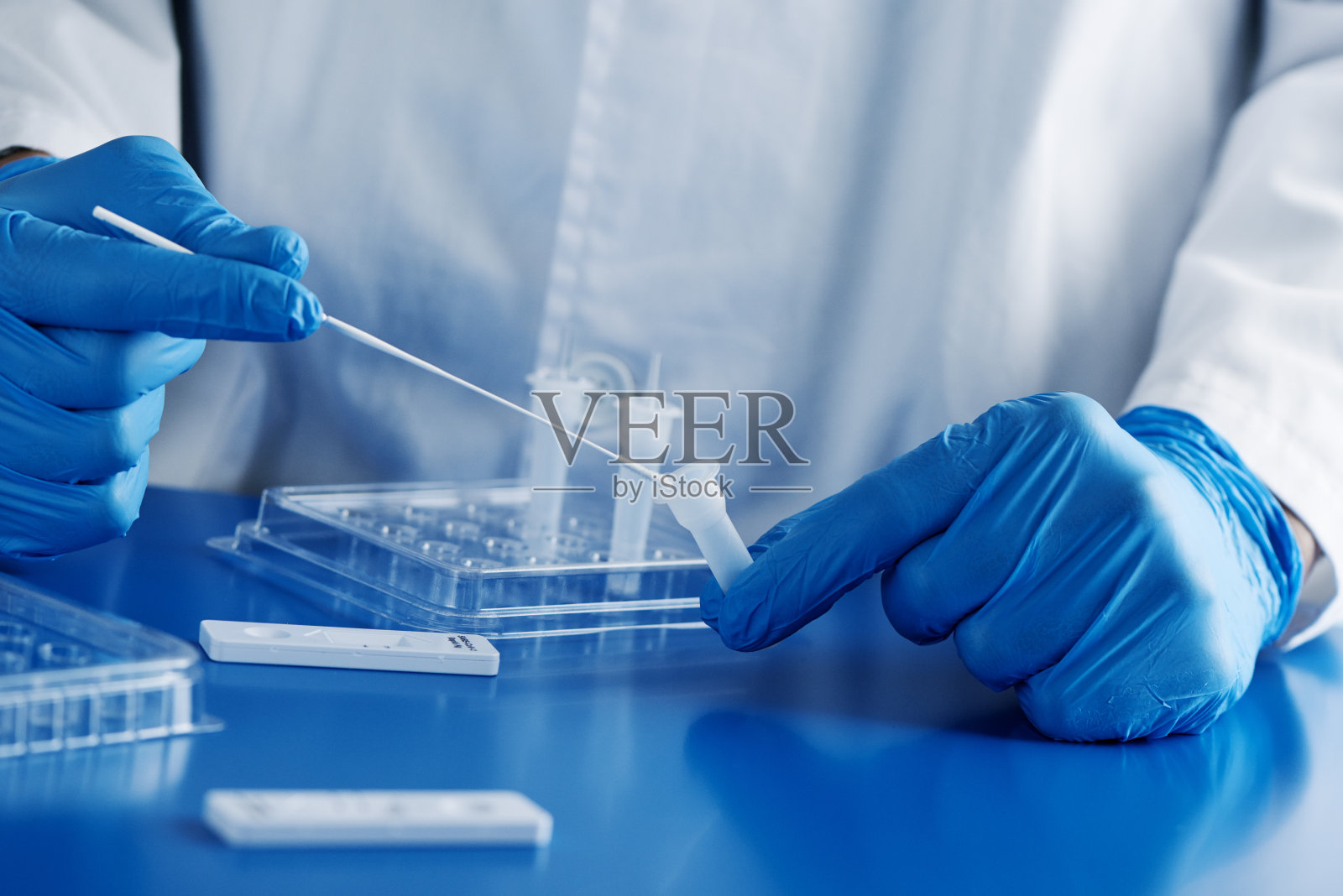 医护人员使用COVID-19抗原检测照片摄影图片