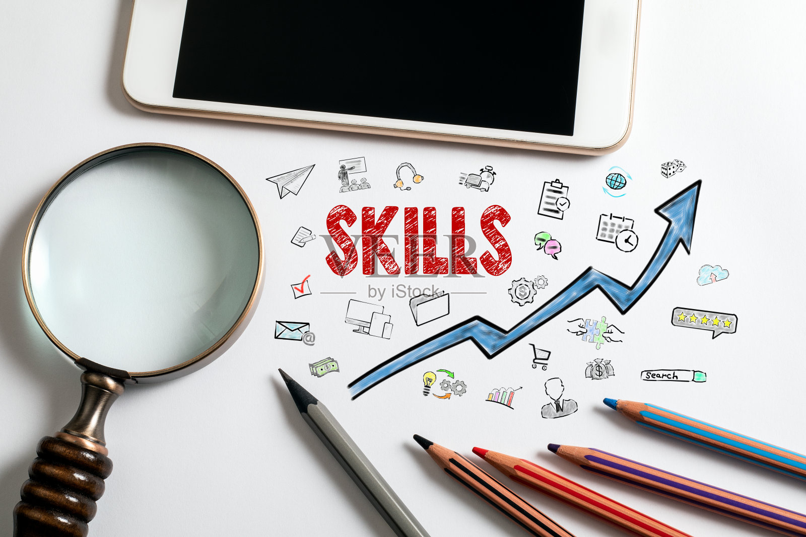 技能的概念。放大镜，手机和彩色铅笔在白色的背景照片摄影图片