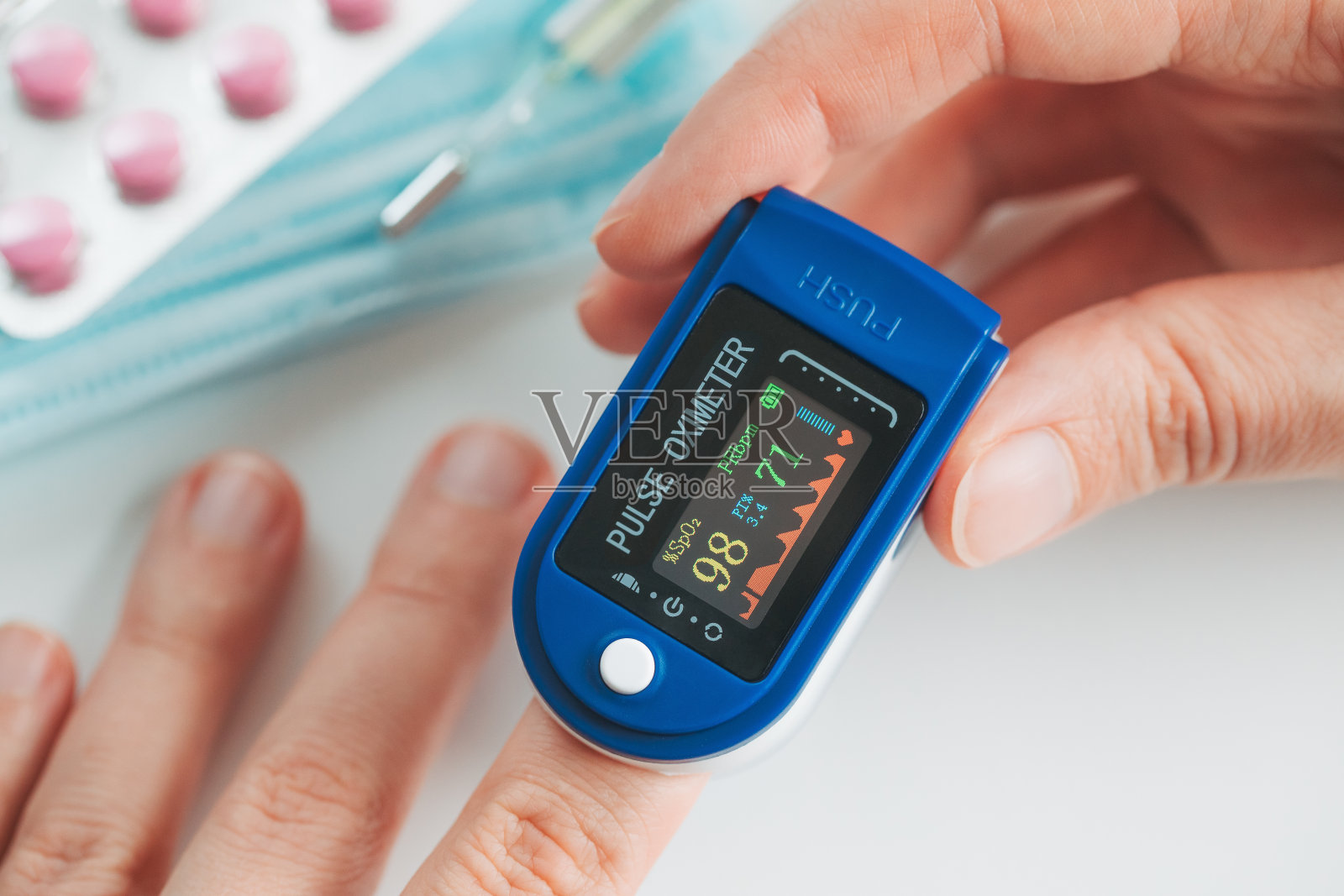 脉搏血氧计手指数字装置，测量血氧饱和度。照片摄影图片