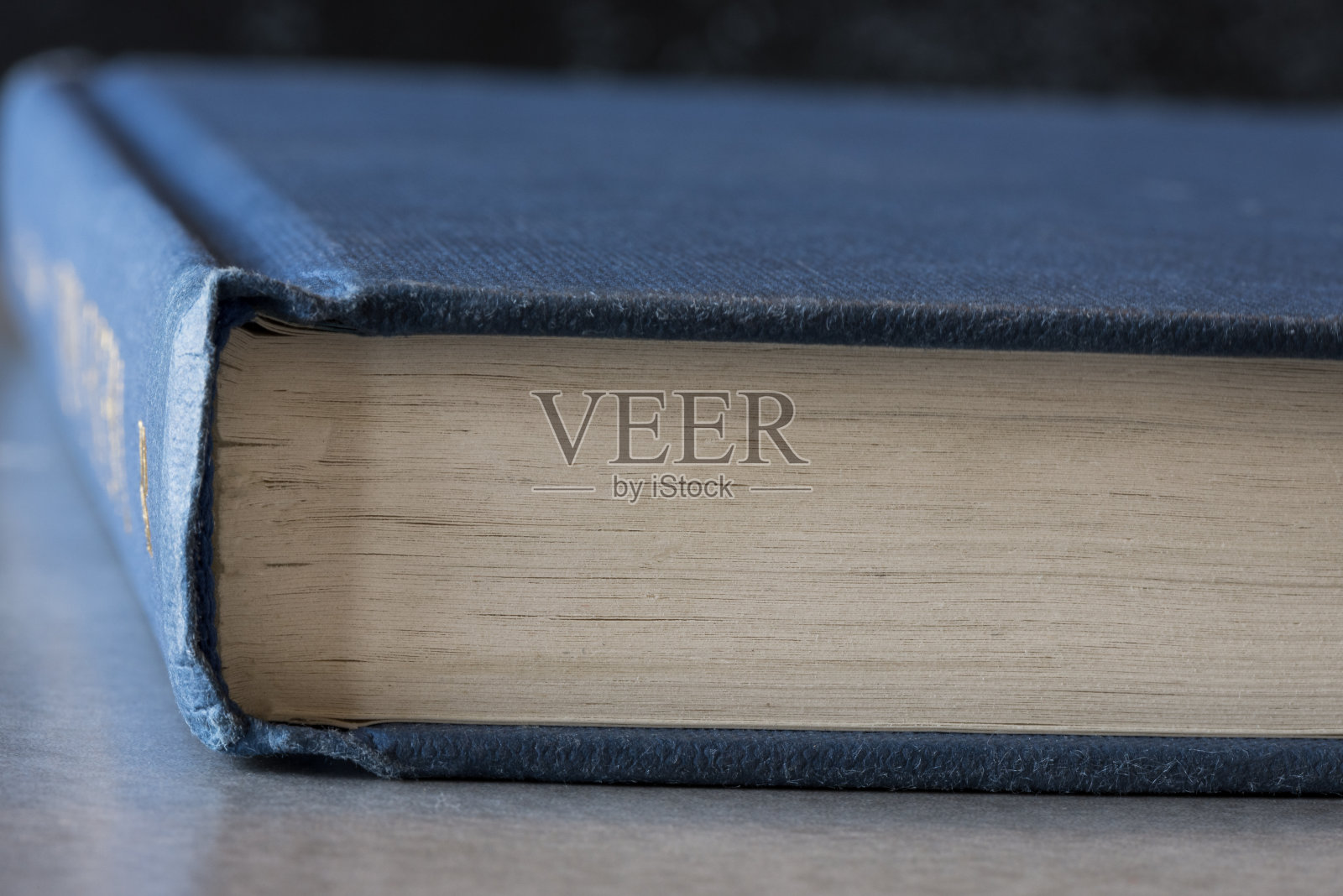 底部视图的一本精装书照片摄影图片