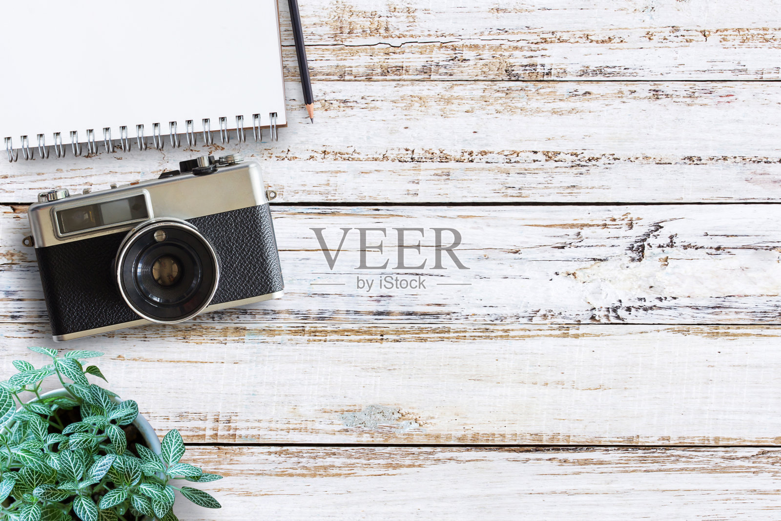 办公室书桌木桌与古董相机和鲜花。顶部视图与复制空间。照片摄影图片