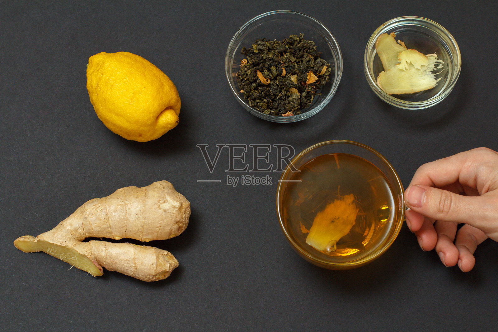 治疗感冒和流感的保健食品在黑色的背景上。照片摄影图片