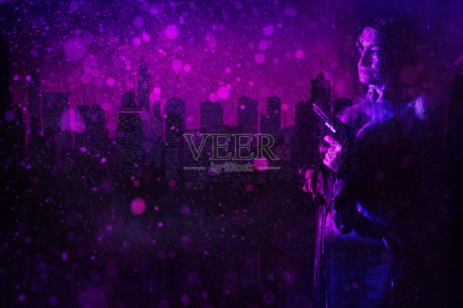 一个手里拿着左轮手枪的女人站在雨点下的湿玻璃后面，背景是一座城市照片摄影图片