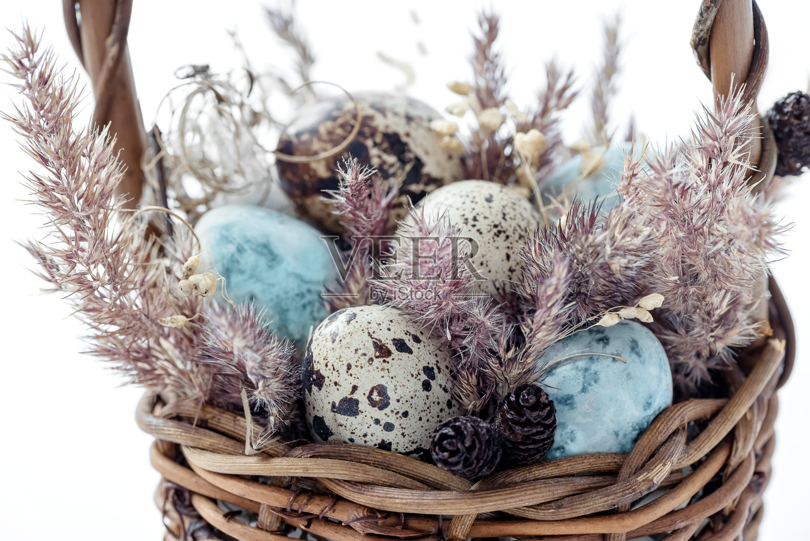 快乐复活节组成的小彩蛋和干花在柳条篮子照片摄影图片