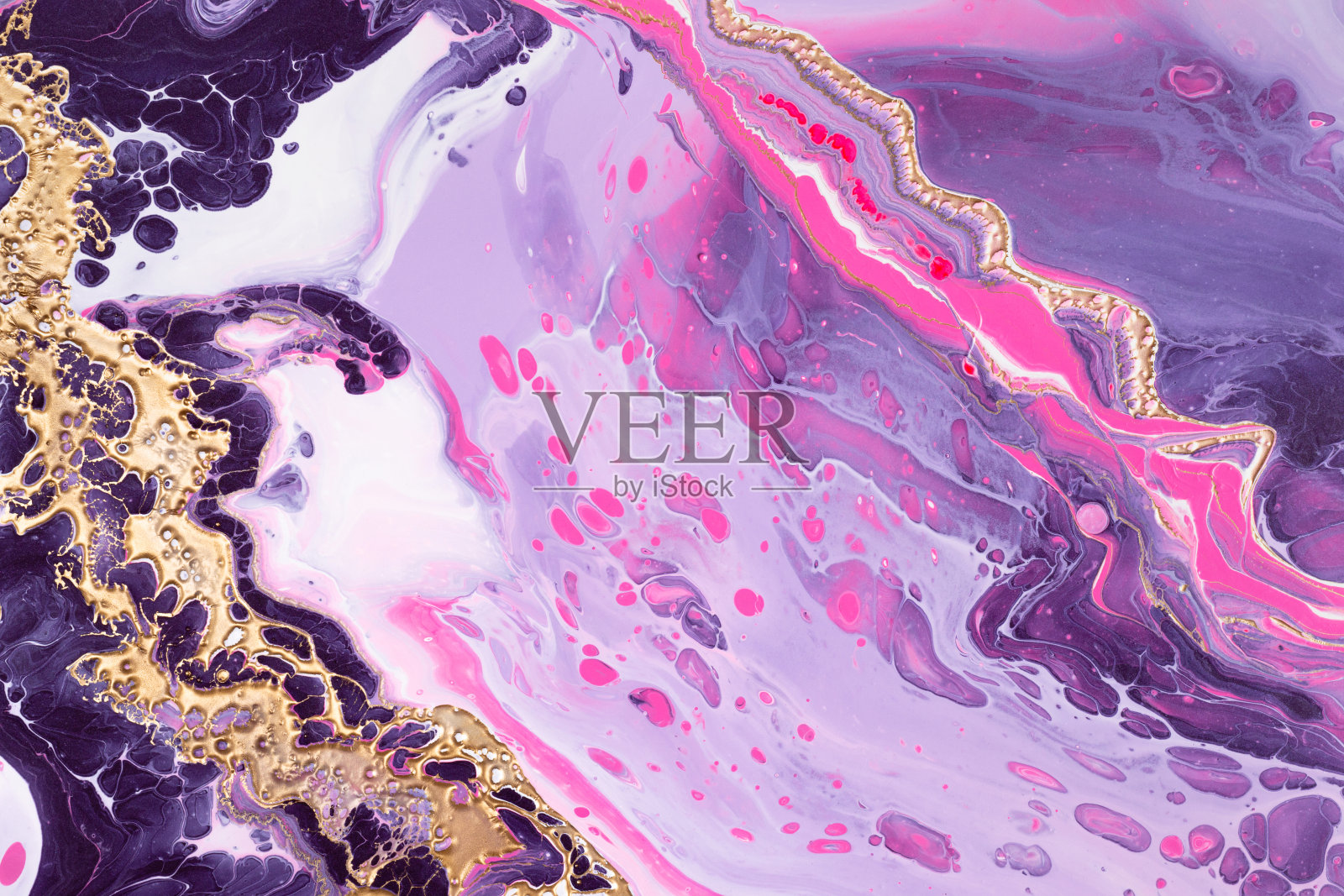 霓虹粉色气泡和紫色波浪带液态金金属夹杂物。流体艺术。大理石效果的背景或纹理插画图片素材