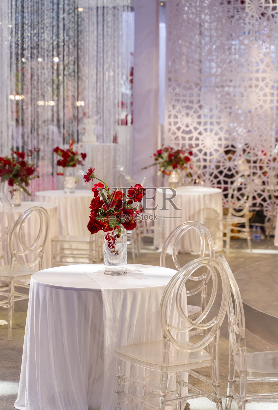 奢华的婚礼装饰，鲜花，玻璃花瓶和一些摆设在圆桌上照片摄影图片