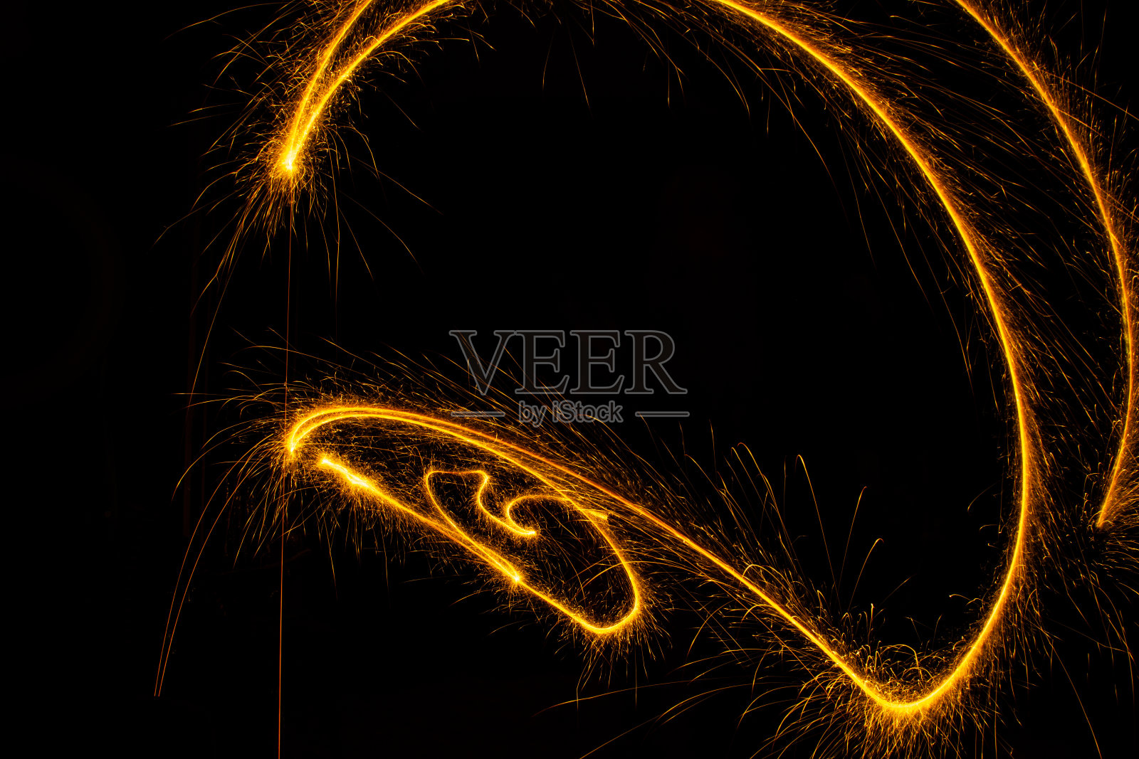 抽象的火花烟花灯光在黑色的背景照片摄影图片