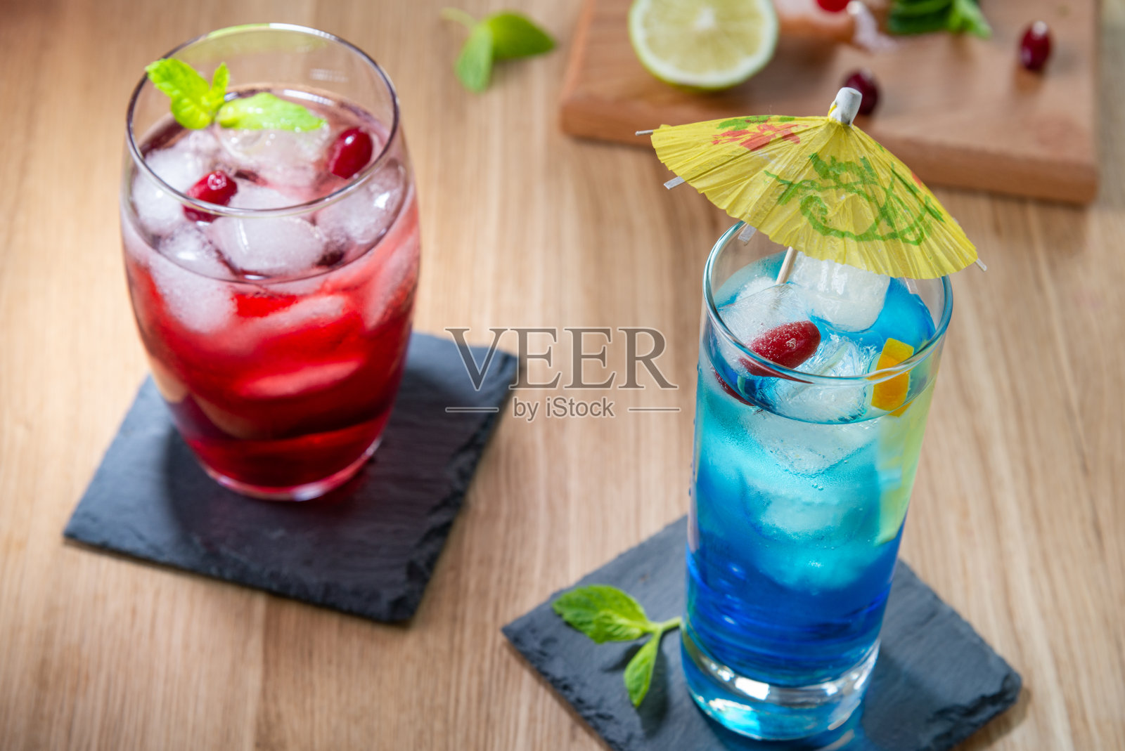 酒吧里的蓝色朗姆酒和蔓越莓鸡尾酒照片摄影图片