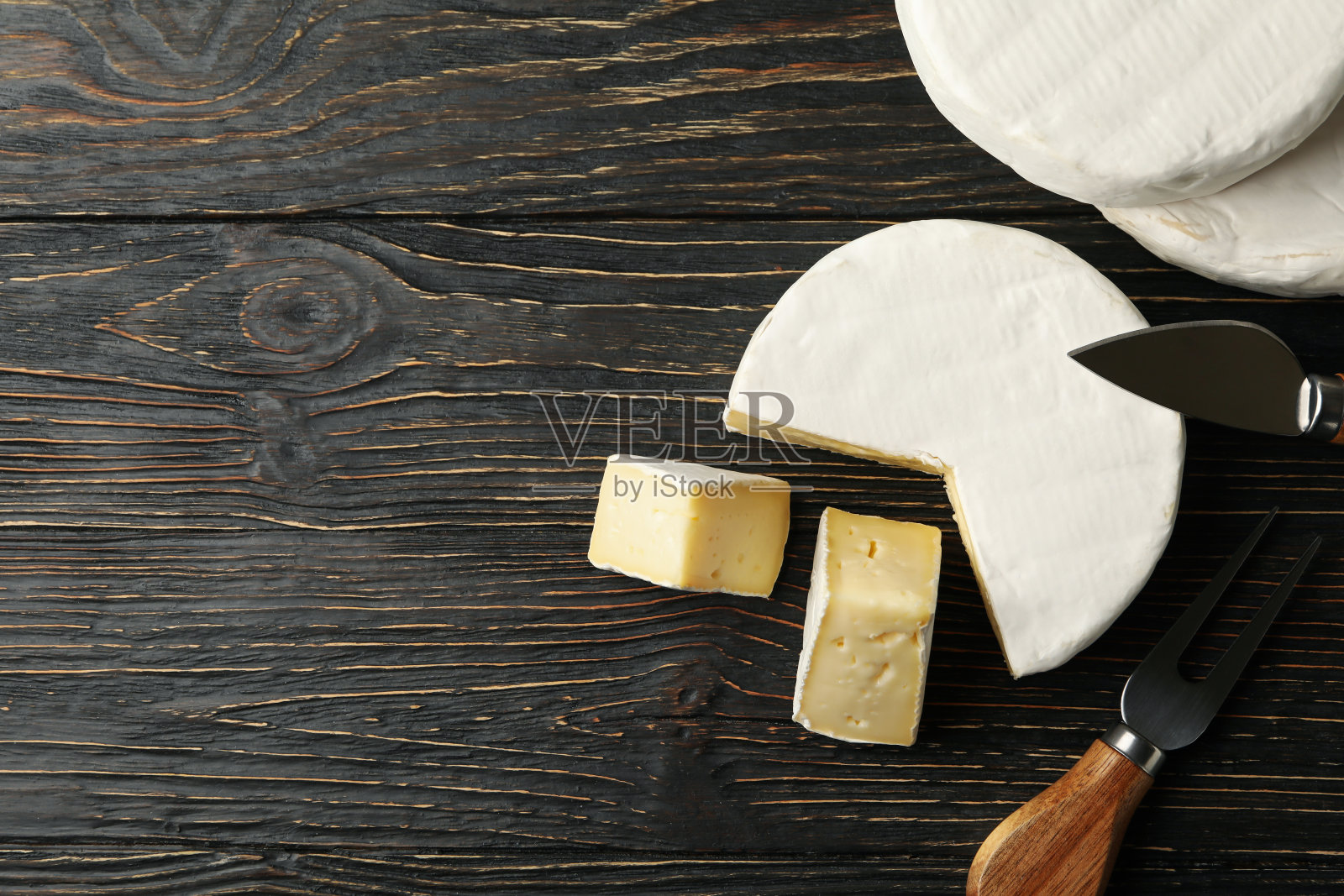 卡芒贝尔奶酪和刀具木质背景，文字空间照片摄影图片