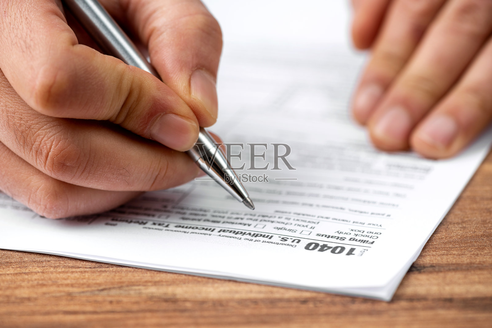 那个人正在填写税单照片摄影图片