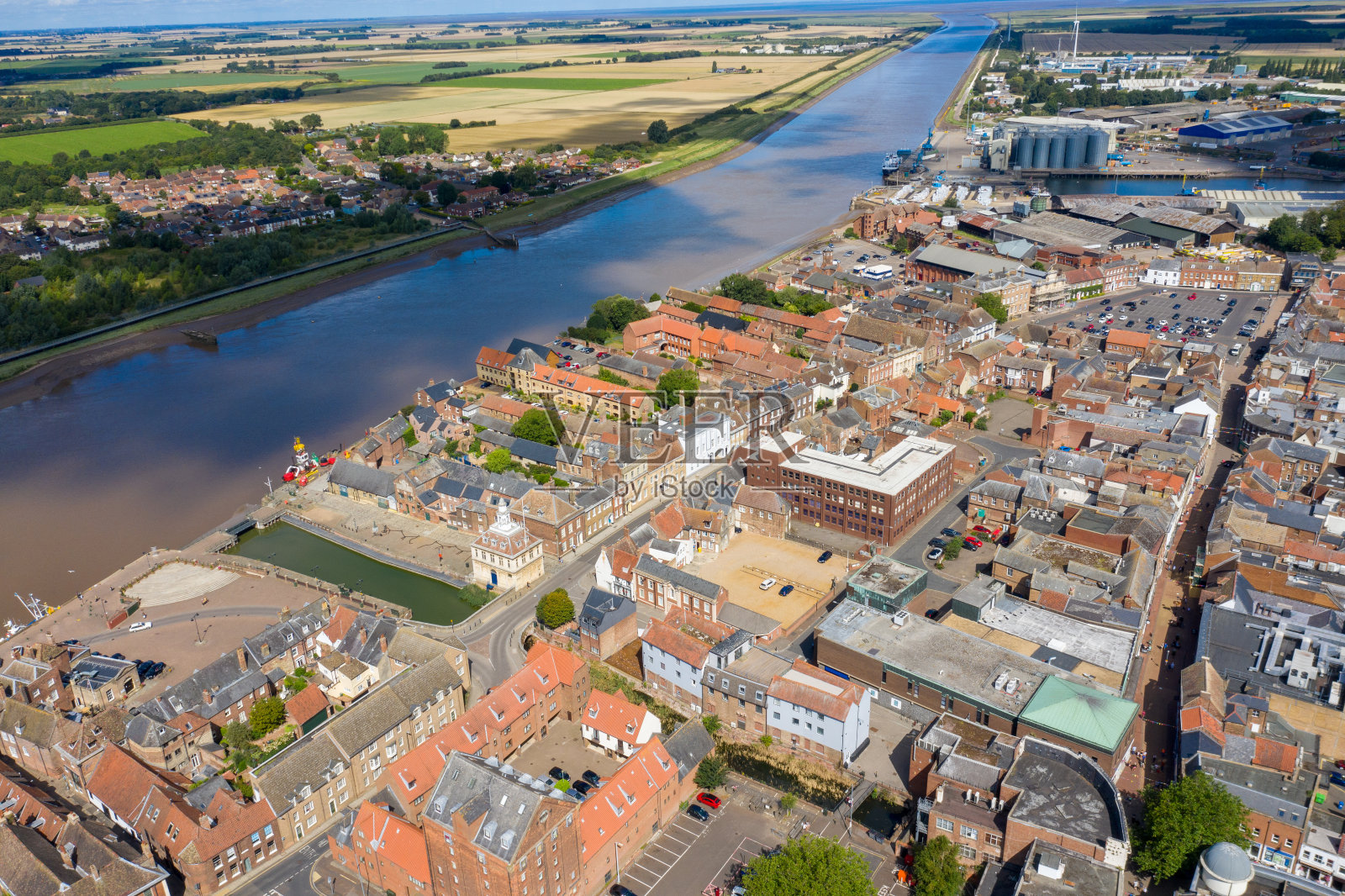 金林恩美丽的小镇航拍照片，一个海港和市场镇在诺福克，英国显示主要城镇中心沿着大乌斯河在一个阳光明媚的夏日照片摄影图片
