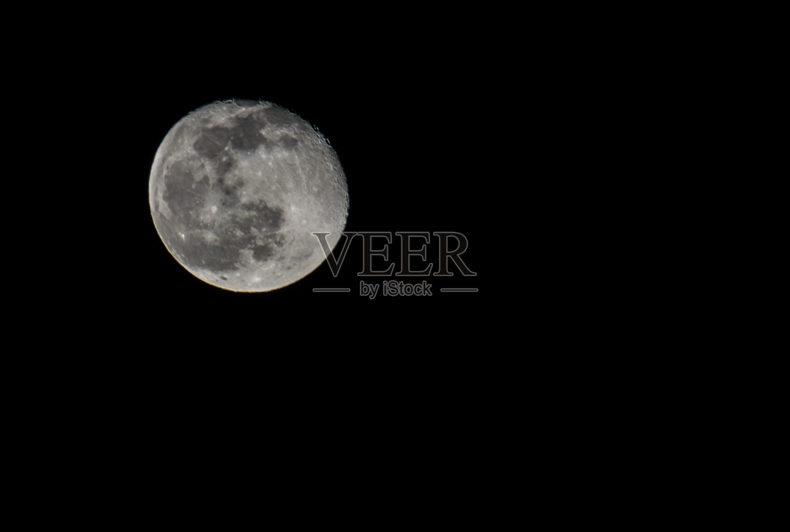 黑色背景上的满月照片摄影图片