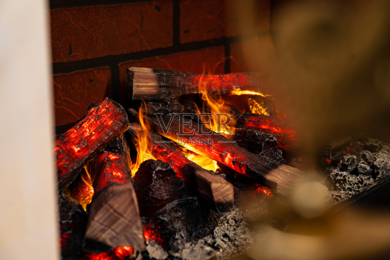 特写壁炉与燃烧的原木里面照片摄影图片