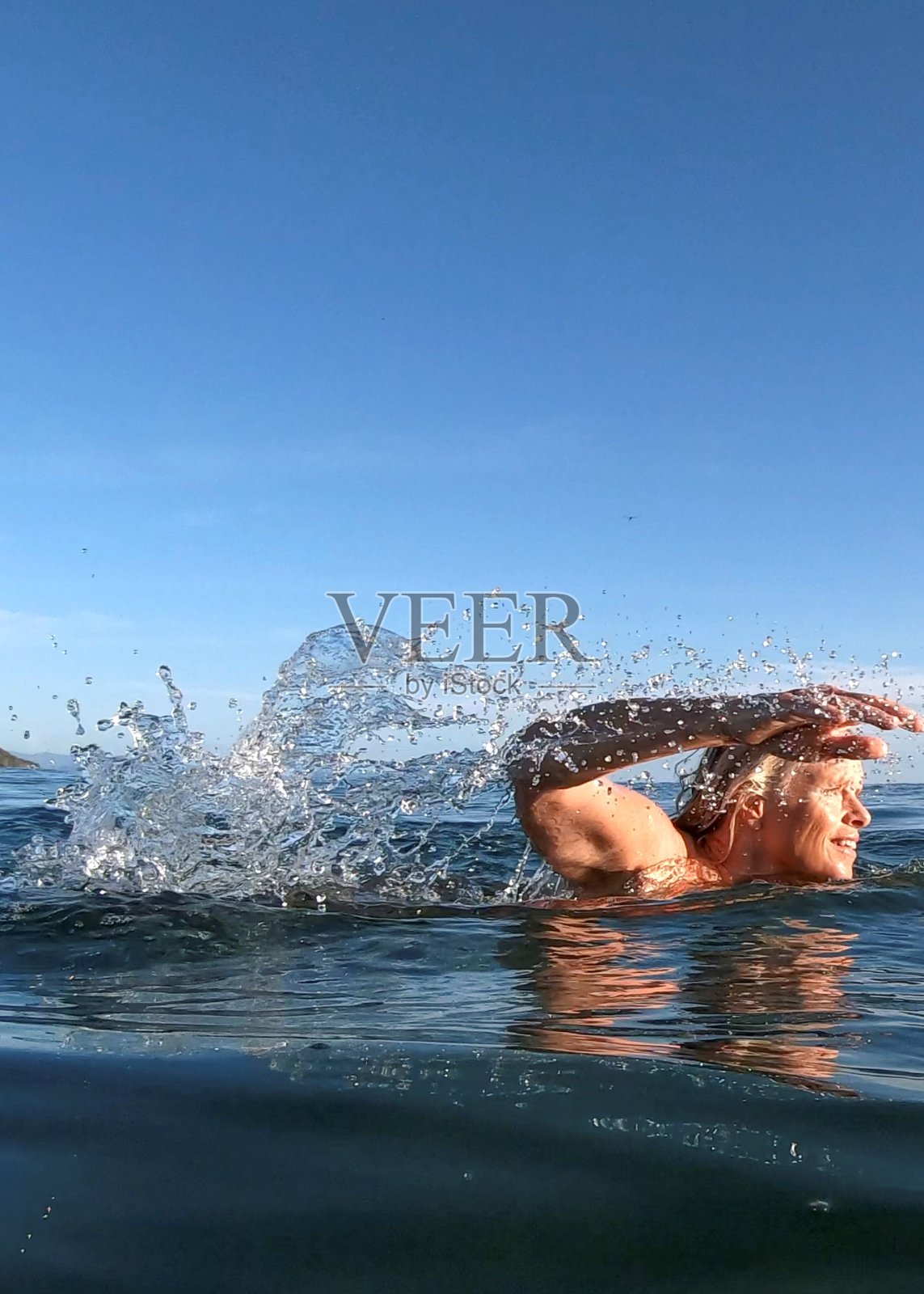 女人在早上游泳照片摄影图片