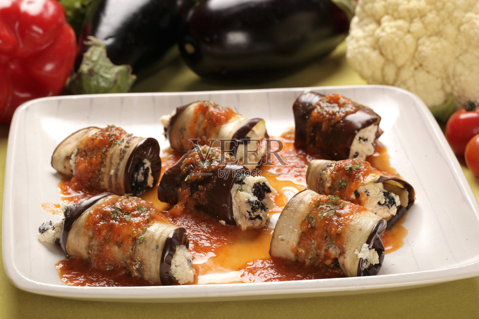 烤茄子卷配乳清干酪香蒜酱。意大利美食照片摄影图片