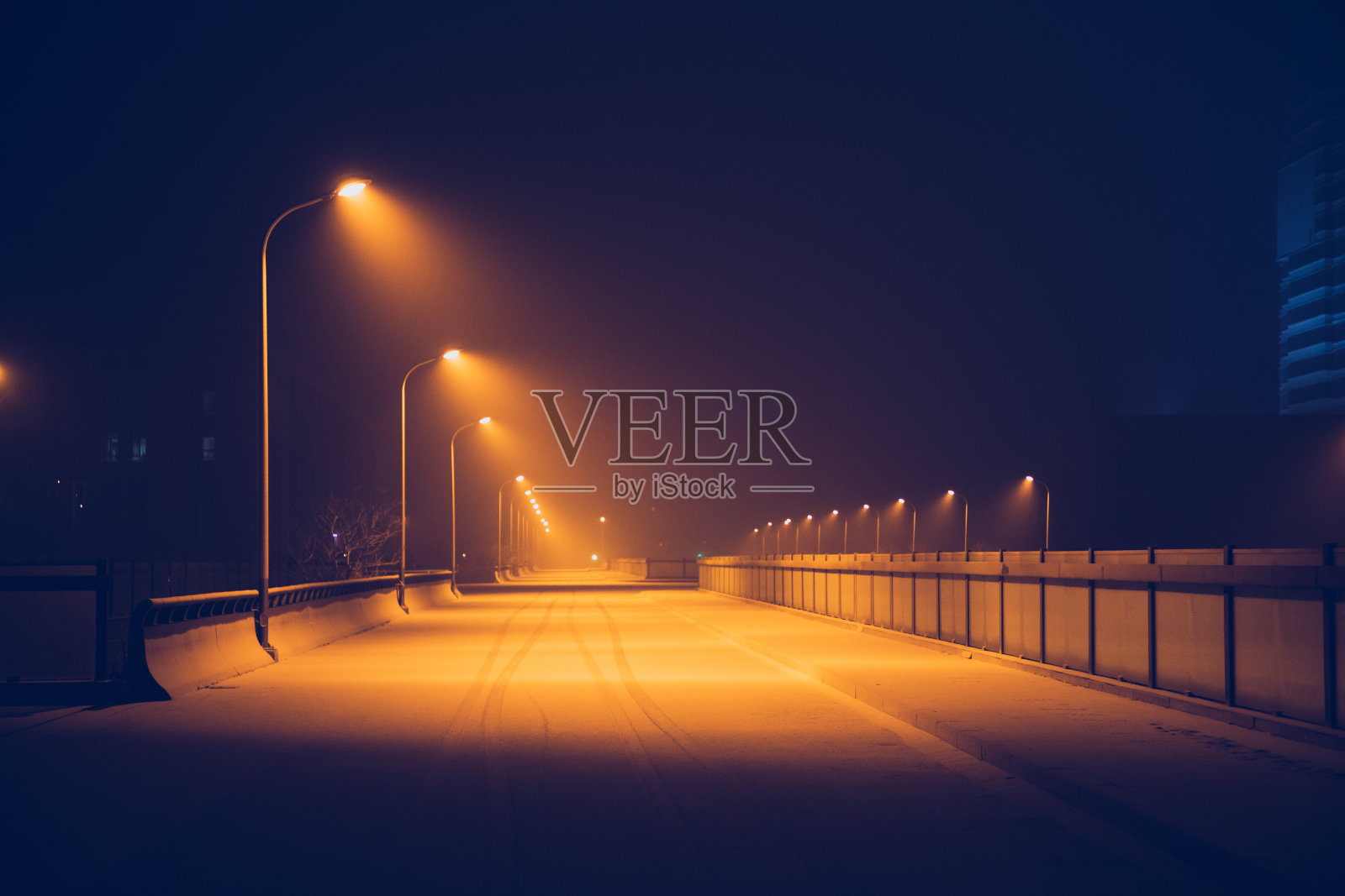 冬天下雪后夜晚的街道照片摄影图片