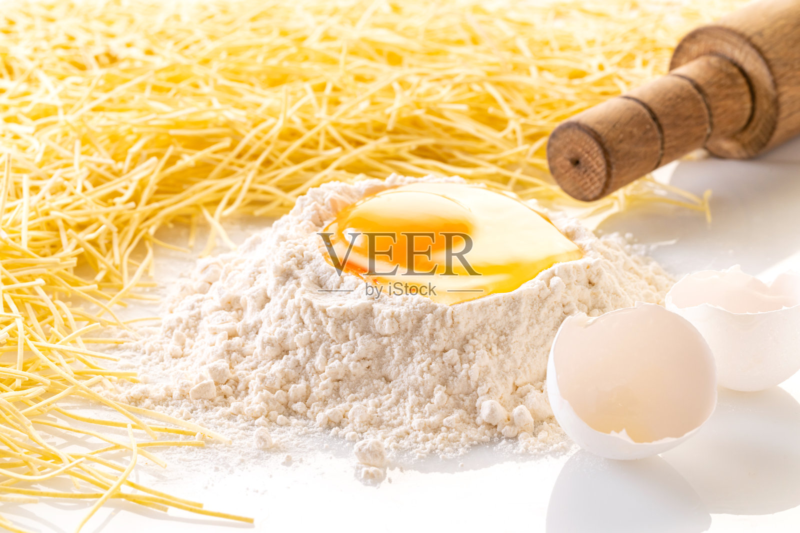 面粉和意大利面中的碎鸡蛋照片摄影图片