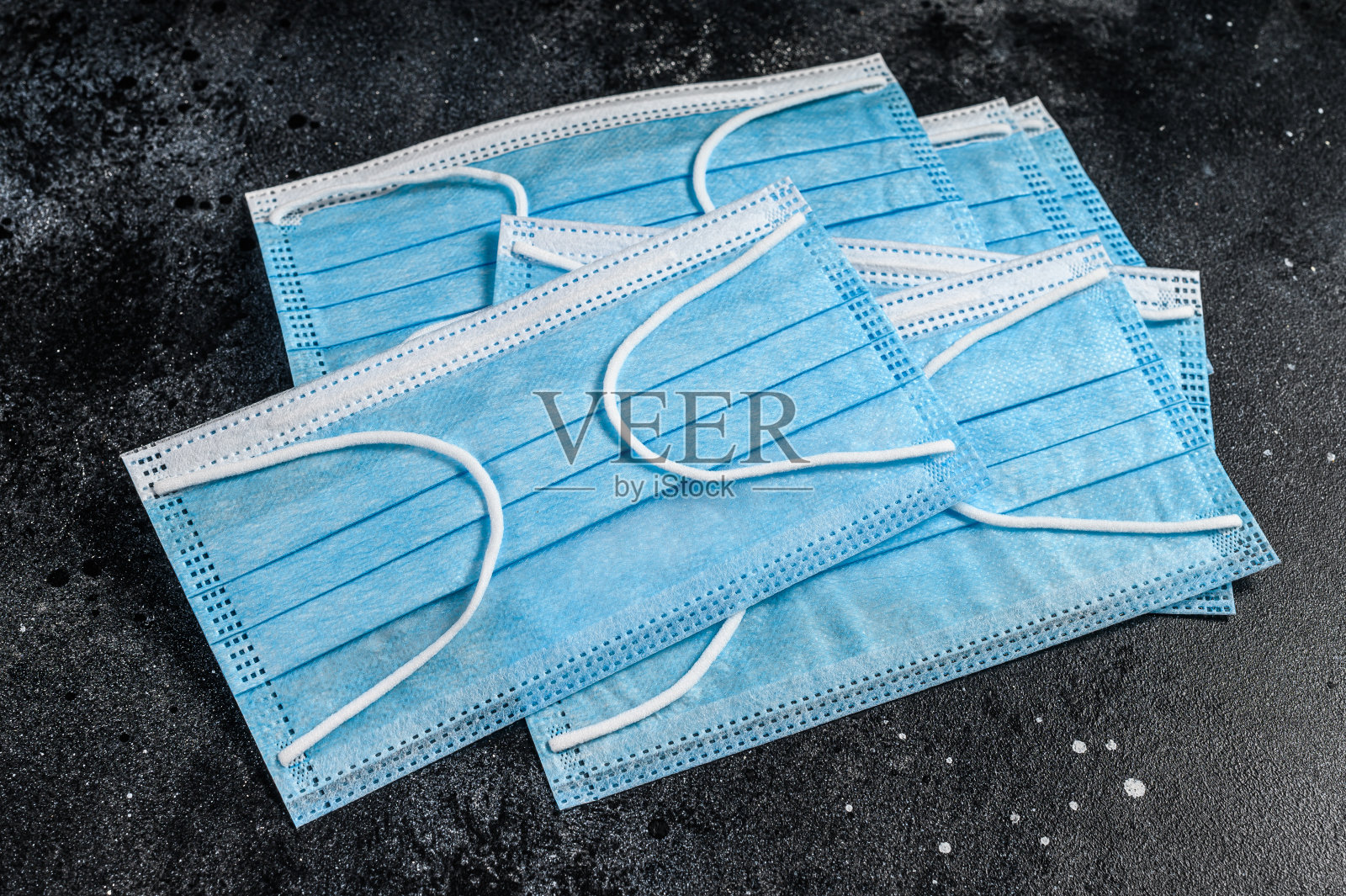 防护口罩和冠状病毒。一次性手术口罩与可塑鼻夹。黑色背景。俯视图照片摄影图片