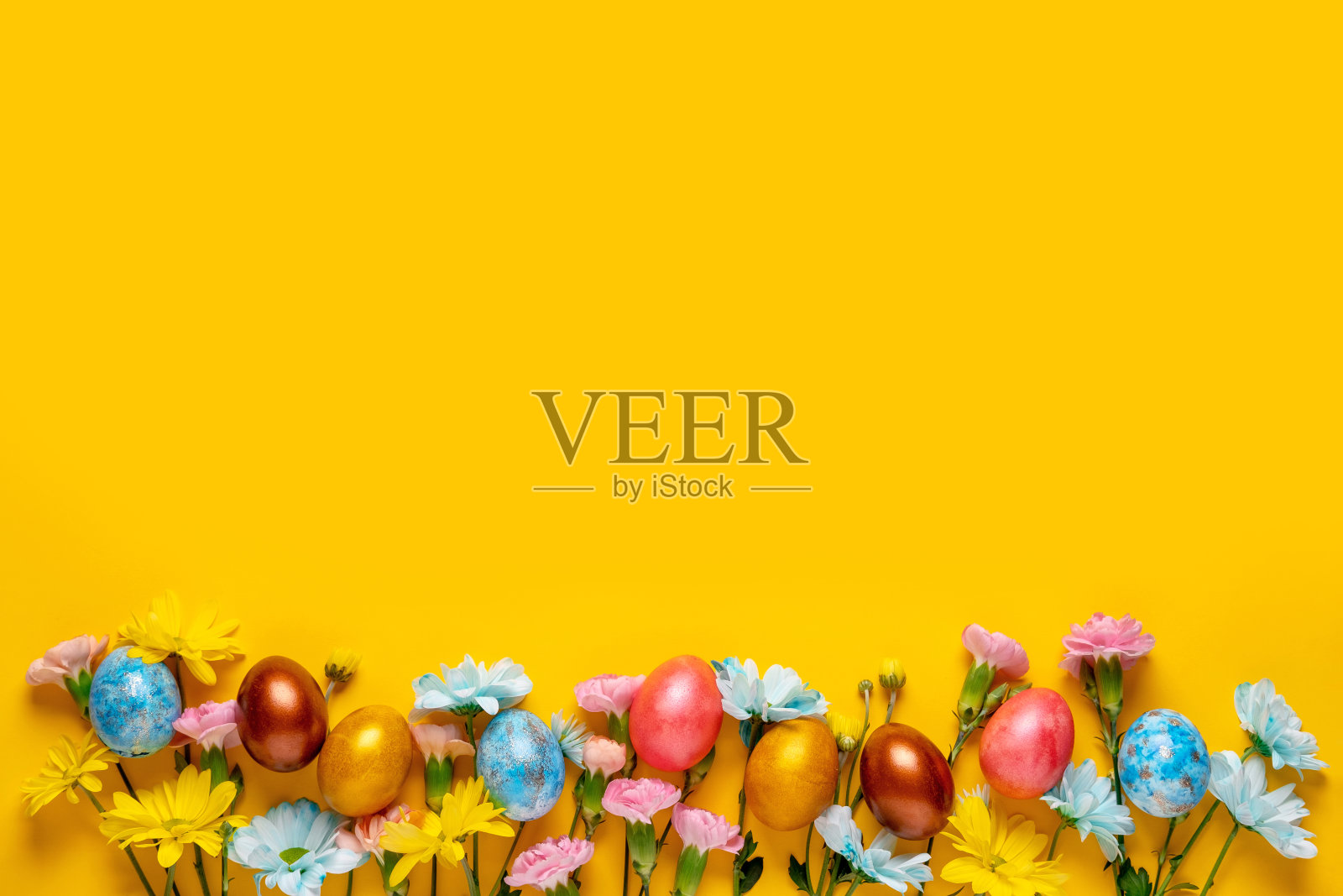 复活节背景：复活节彩蛋和春季花卉照片摄影图片