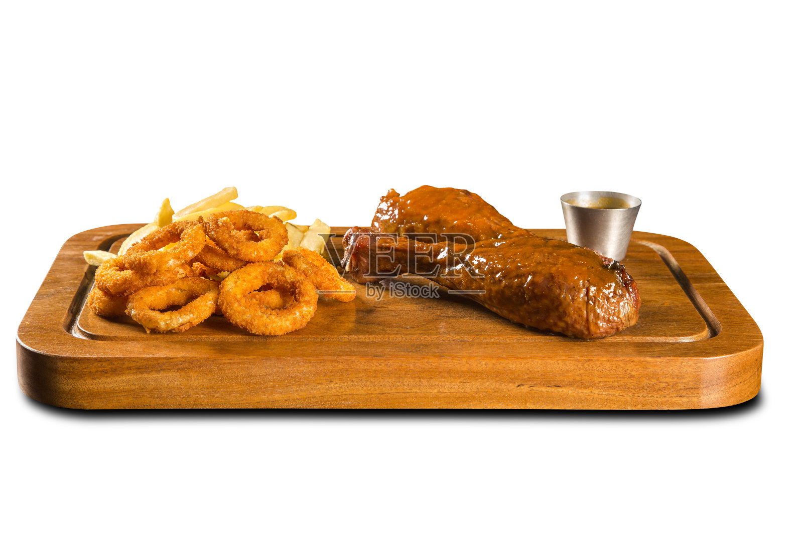 鸭腿配薯条和洋葱圈照片摄影图片