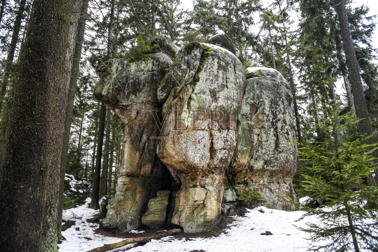 波兰桌山的天然砂岩岩层。岩石的城市。照片摄影图片