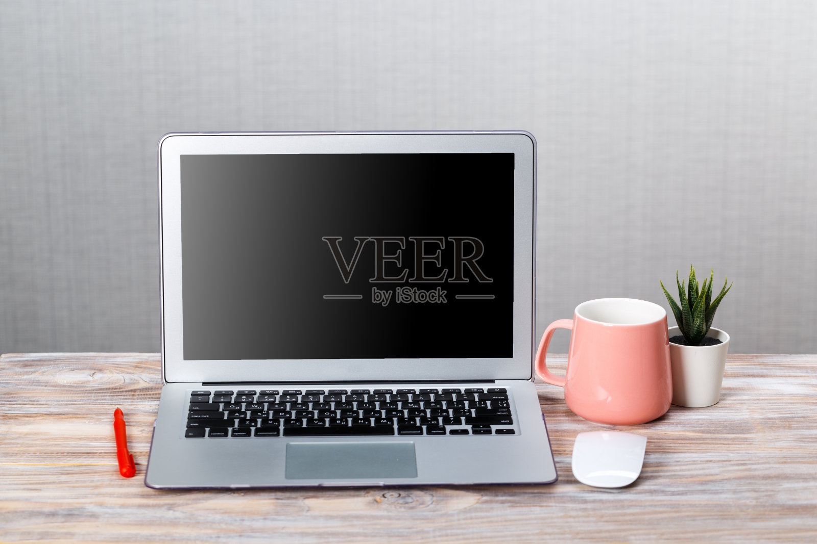 笔记本电脑和办公用品放在木制的商务桌上。模型，空白的文本空间照片摄影图片